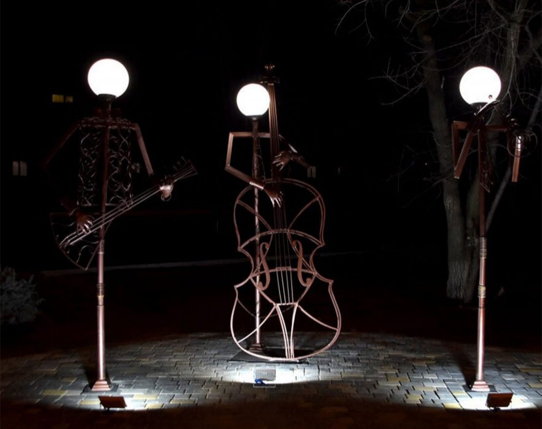 Фигура из металла TORUDA «Фонарный столб с контрабасом» - вид 2